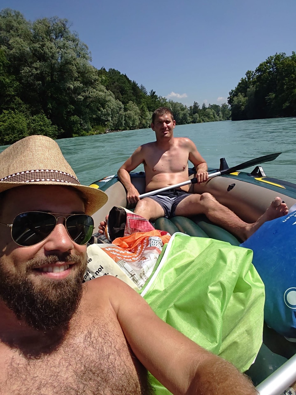 Bild von Samuel mit seinem Assistenten im Schlauchboot auf einem Fluss